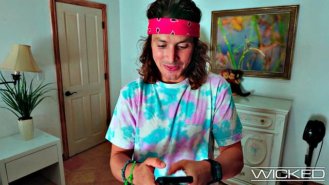 Wicked - JEWELZ BLU TRIES VR & Gets fucked Doggystyle