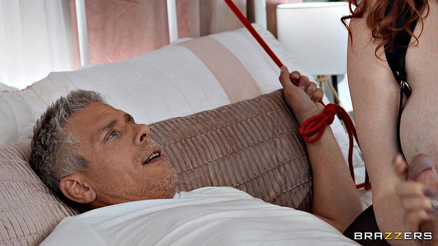 Abigaiil Morris и подруга устраивают откровенное шоу с бельём, а Mick Blue не может устоять и присоединяется к ним в постели.