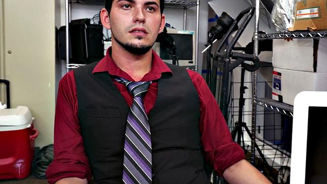 Возбудившийся пассив получает жёсткий чёрный анал прямо на кастинге в офисе