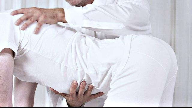 Элдер Ноксс получает масляный массаж и глубокий трах толстым членом