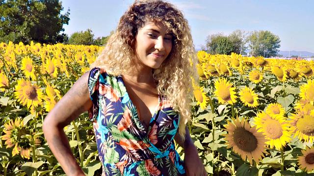 роскошная латинка с большими сиськами заводит фотографа и ловит сперму на лицо