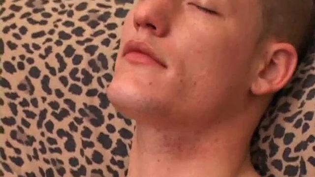 Джей дрочит свой стояк и кончает густо на камеру