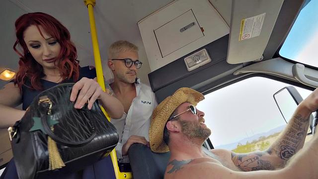 два бисексуальных парня жёстко трахают развратную рыжую в тройничке