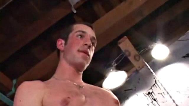 Габриэл Тернер дрочит на камеру и заливает спермой ладонь в гей-видео.