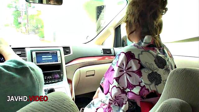 Микуру Сиина сосёт и трёт сиськами на свежем воздухе, возбуждая фанатов японского порно.