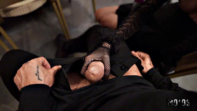 Кристина Сейдж утешается членом Майка Окса и получает все удовольствия подряд.