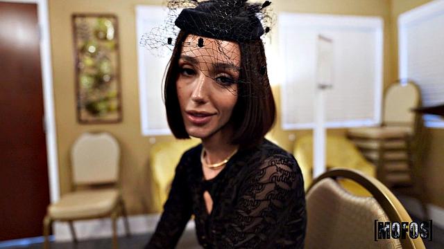 Кристина Сейдж утешается членом Майка Окса и получает все удовольствия подряд.