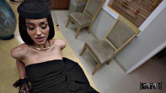 Кристина Сейдж утешается членом Майка Окса и получает все удовольствия подряд.