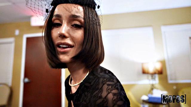 Кристина Сейдж утешается членом Майка Окса и получает все удовольствия подряд.