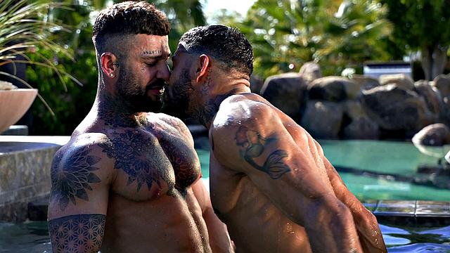 мускулистый красавец получает по полной и мощно кончает