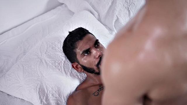 Ripped masseur fucks client