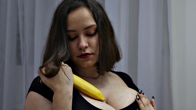 Bonne Shine: Young & Curvy