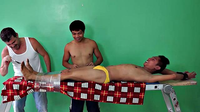 vahn связывает парня и жёстко щекочет ему ступни