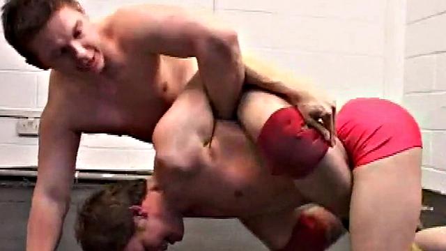 Amateur twink gets assfuck by BF in bath