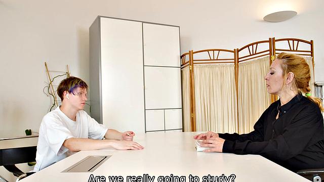 Учитель-блондин наконец-то вспоминает, для чего нужны руки