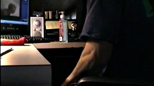 Зрелый гей заставляет Зака кончить прямо в трусы, когда ласкает член рукой, видно густую растительность на теле мужчины.