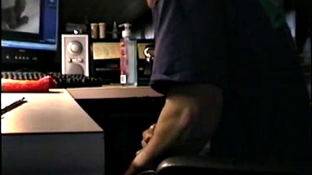 Зрелый гей заставляет Зака кончить прямо в трусы, когда ласкает член рукой, видно густую растительность на теле мужчины.