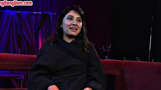 порка и хаос: шлюшка в красных чулках ловит bbc в групповухе