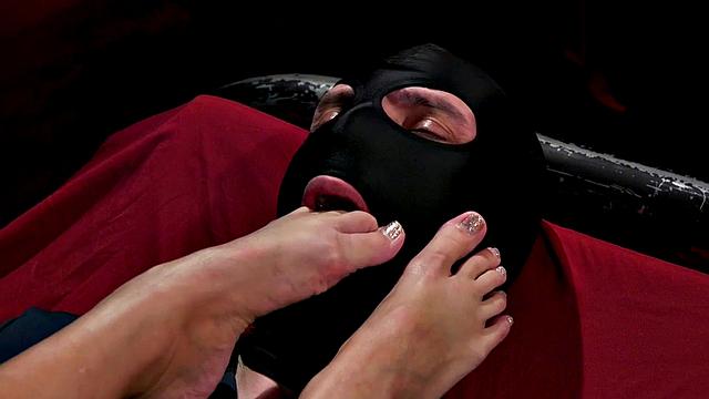 Азиатская госпожа трахается со своим рабом страпоном и грязно разговаривает