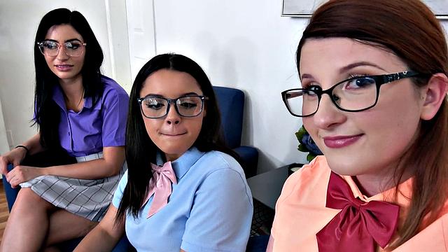 четверка очкариков трахается на диване