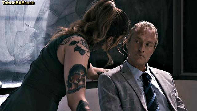 Пошлая татуированная милашка даёт в аудитории и мечтает о втором раунде