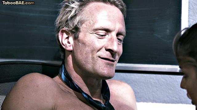 Пошлая татуированная милашка даёт в аудитории и мечтает о втором раунде