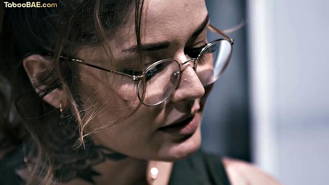 Пошлая татуированная милашка даёт в аудитории и мечтает о втором раунде