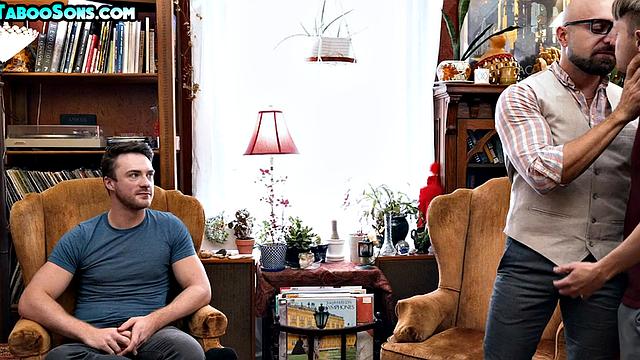 извращённый отчим устраивает дикий анал втроём с взрослыми пасынками