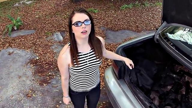 Pawnshop amateur babe sucks owners BWC in office