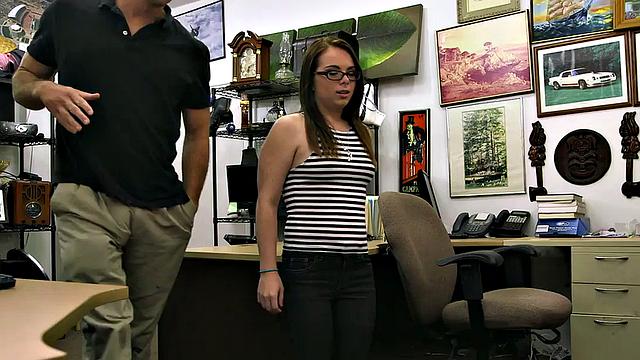 Pawnshop amateur babe sucks owners BWC in office