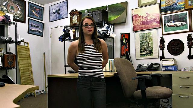 Pawnshop amateur babe sucks owners BWC in office