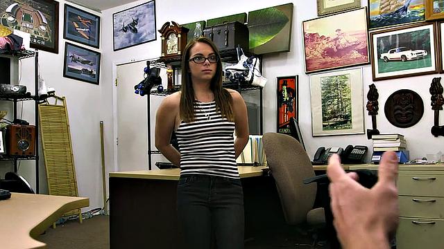 Pawnshop amateur babe sucks owners BWC in office