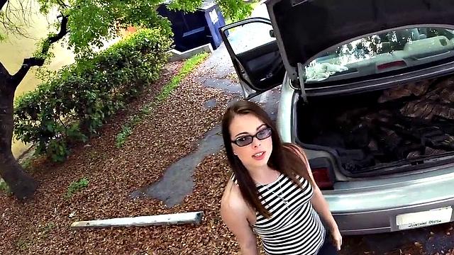 Pawnshop amateur babe sucks owners BWC in office