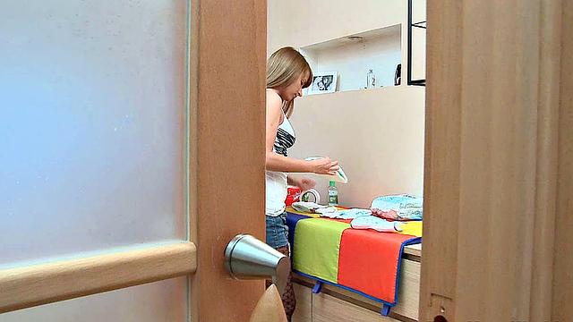 Людмила зарабатывает больше на минете, чем на няне