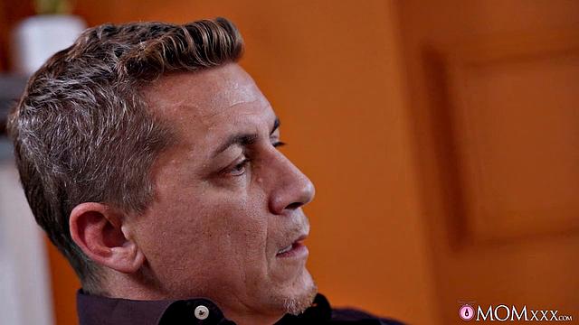 Посмотри, как зрелая Megan Fiore устраивает мужу горячий минет на день рождения и скачет на нем в чулках и белье