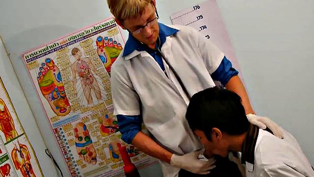 Доктор прописал тройничок: худой азиатик ловит кайф по полной