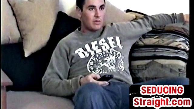 винтажный натурал впервые сосет дома парню