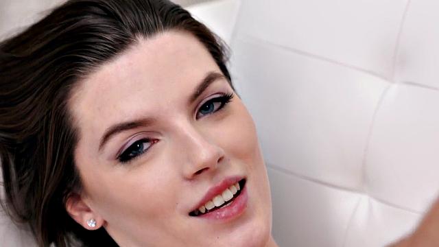 Passionate affair with babe pleasing her lover