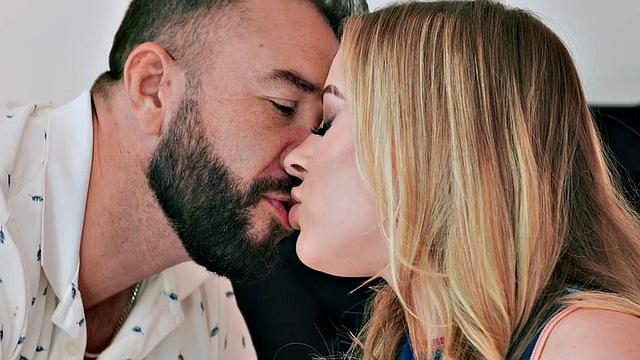 Сексуальная тату-малышка срывает крышу парню своей тугой киской