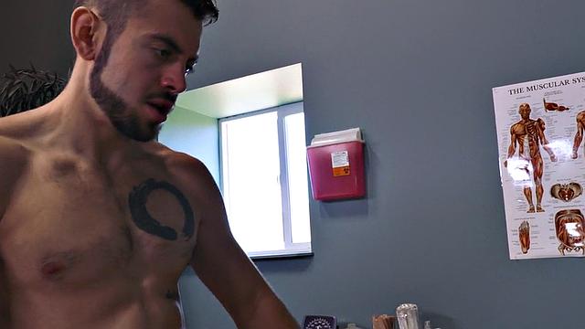 Мускулистый черный пациент трахается с крепким доктором в кабинете