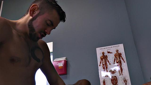 Мускулистый черный пациент трахается с крепким доктором в кабинете