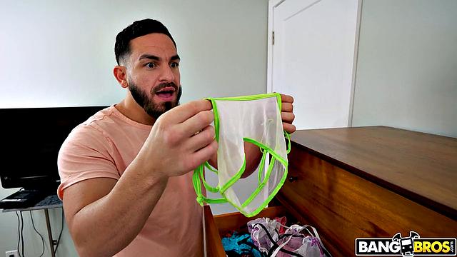 Бейли Бейс ловит развратного соседа на горячем - трусы, нюх и жёсткий секс в финале.