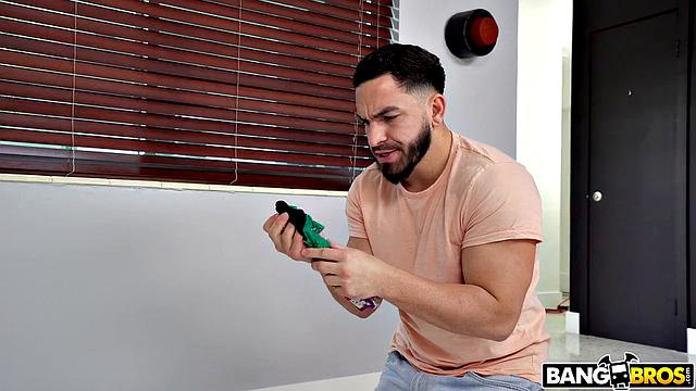 Бейли Бейс ловит развратного соседа на горячем - трусы, нюх и жёсткий секс в финале.