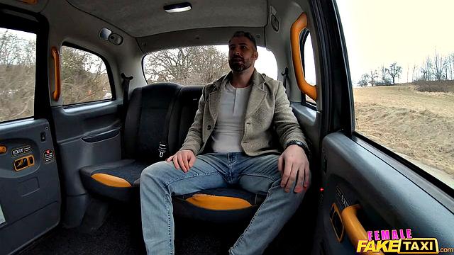 В такси зрелая красотка трахает George Brown и получает анальный кайф от Martin Gun прямо на заднем сиденье.