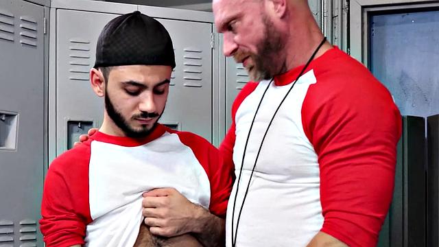 Латиноамериканский отчим жестко трахается с накачанным парнем без резинки