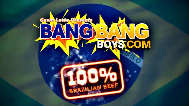 энцо дрочит свой член игрушкой