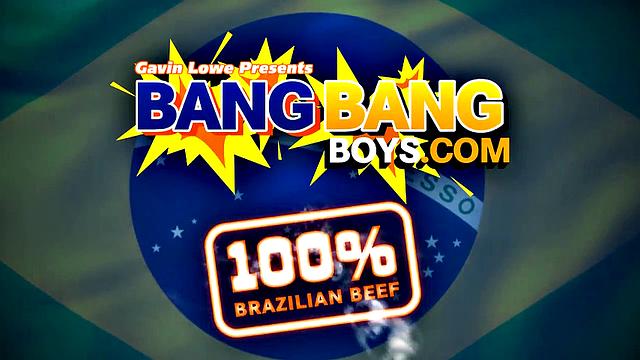 энцо дрочит свой член игрушкой