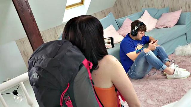 брюнетка кончает струей от анала с соседом по комнате