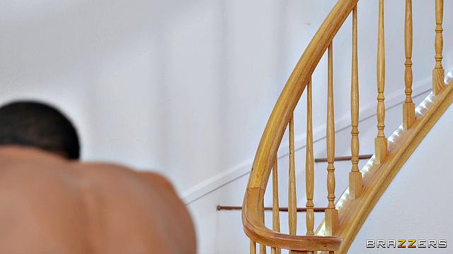 Бриджетт Би вся в масле, на ней только сетка, и Исайя жестко ее трахает во все дырки!