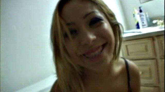 хрупкая блондинка не выдерживает жесткий анал